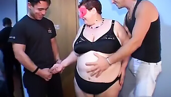 Mature À Côté De Gros Seins Et Saggy