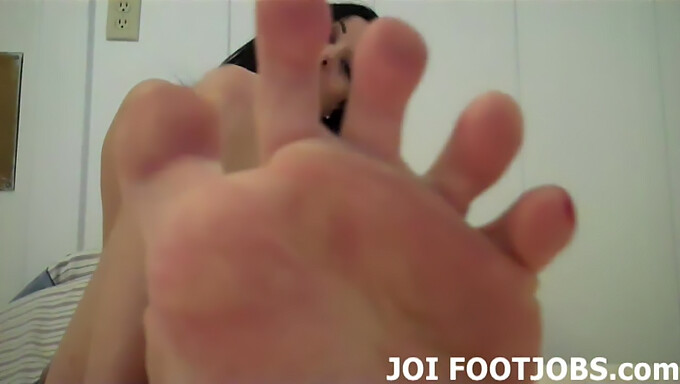 Memuaskan Fetish Anda dengan Kaki Kecil. Video Footjob Ini