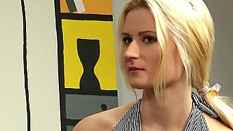 Blonda cu aspect inocent surprinde cu un comportament sexual sălbatic