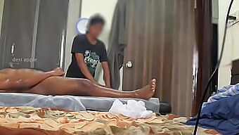 La Petite Fille Ébène Surprend Une Petite Bite Noire Dans Un Spa De Massage