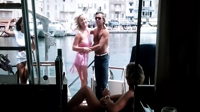 Vintage St. Tropez: Deutsche und französische Schauspieler in klassischem Retro-Porno