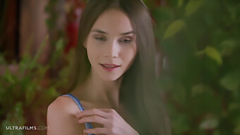 Modelul Uimitor Leona Mia Seduce Cu Performanța Ei Captivantă Într-Un Videoclip Solo De La Ultra Films