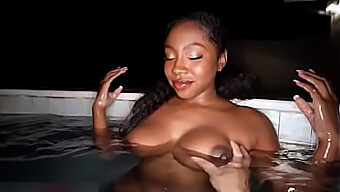 Tetas grandes y una belleza negra follada junto a la piscina