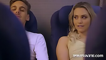 Mia Malkova, upea blondi, jolla on luonnolliset tissit ja pitkät hiukset, tekee debyyttinsä Privatelle kuumassa lentokonekohtauksessa