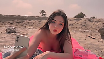 Une Jeune Fille Est Persuadée De Faire Une Fellation Profonde Sur La Plage, Ce Qui Entraîne Une Finition Faciale (En Espagnol)